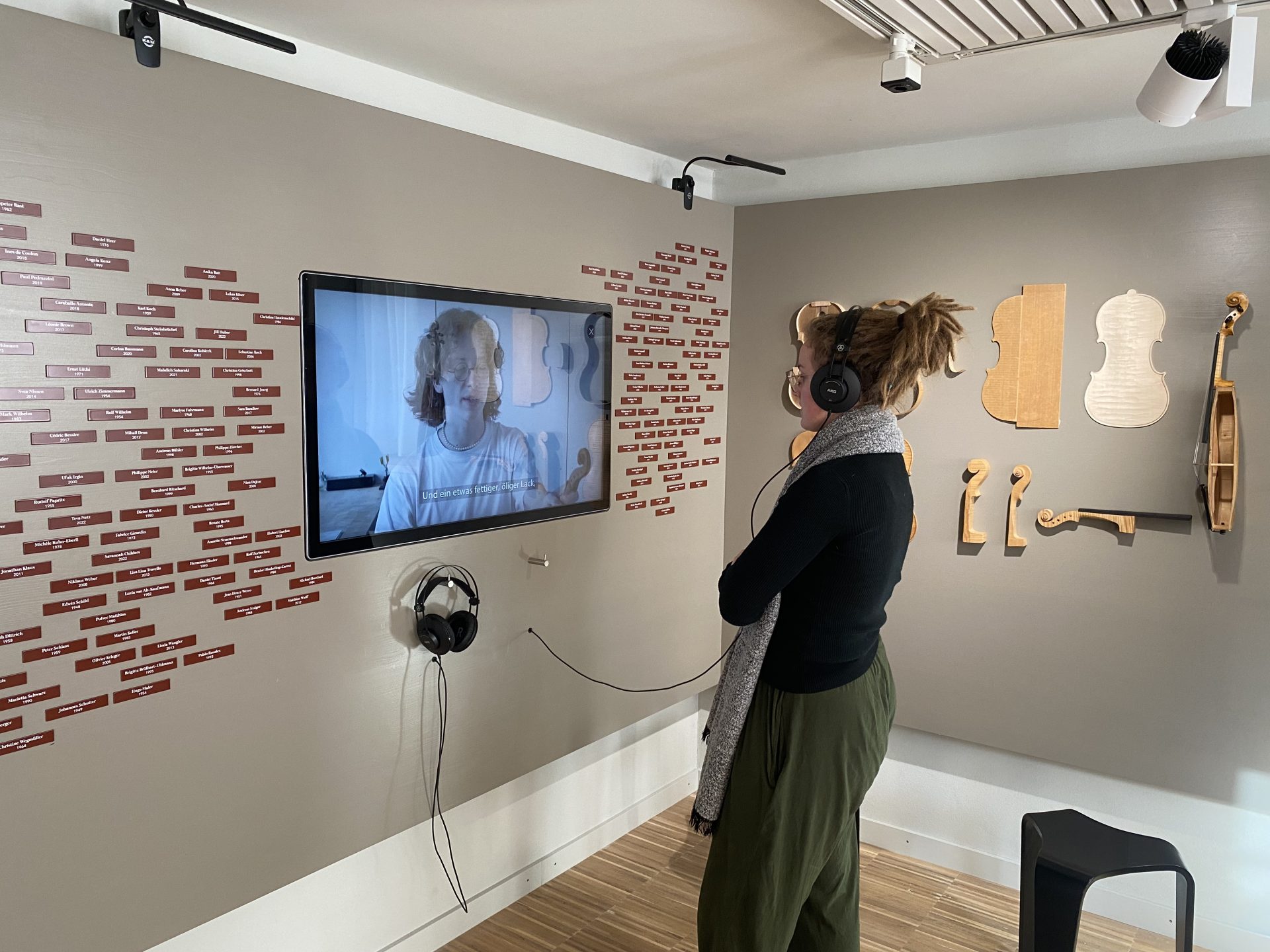 >>> AUSSTELLUNG UND SCHAUWERKSTATT «Von Fiedeln und Meistergeigen» Ausstellung über die Geige in der Schweiz und die Kunst, Geigen zu bauen Öffnungszeiten Mittwoch & Freitag 14.00 - 16.00 Uhr Samstag 11.00 - 15.00 Uhr und nach Vereinbarung